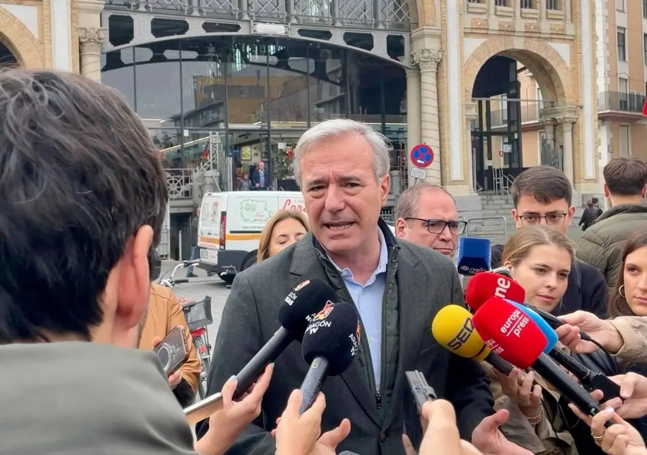 El presidente del Gobierno de Aragón, Jorge Azcón, frente al Mercado Central. - EUROPA PRESS / Europa Press