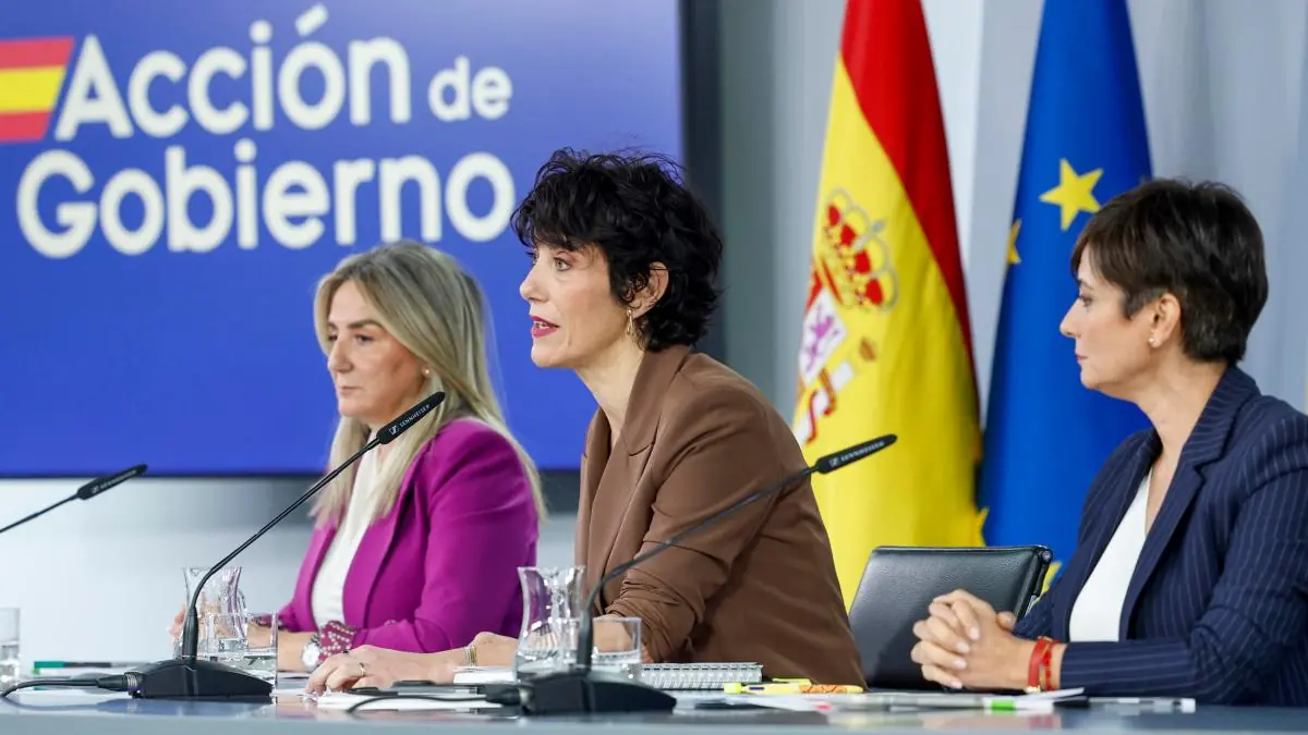 El Gobierno ultima el listado de la ‘ley de nietos’ para cumplir el plazo del Supremo Elma Saiz, en el centro tra