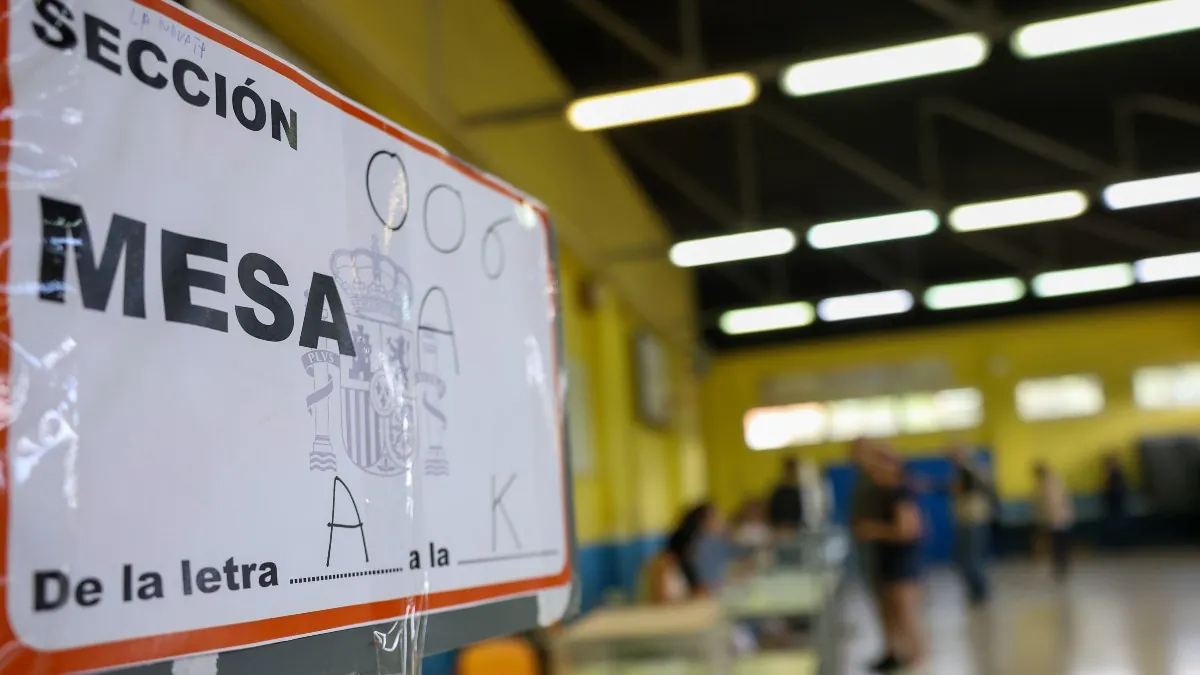 El Gobierno aprueba el manual de instrucciones para las mesas electorales El cartel de una mesa electoral en el colegio públi