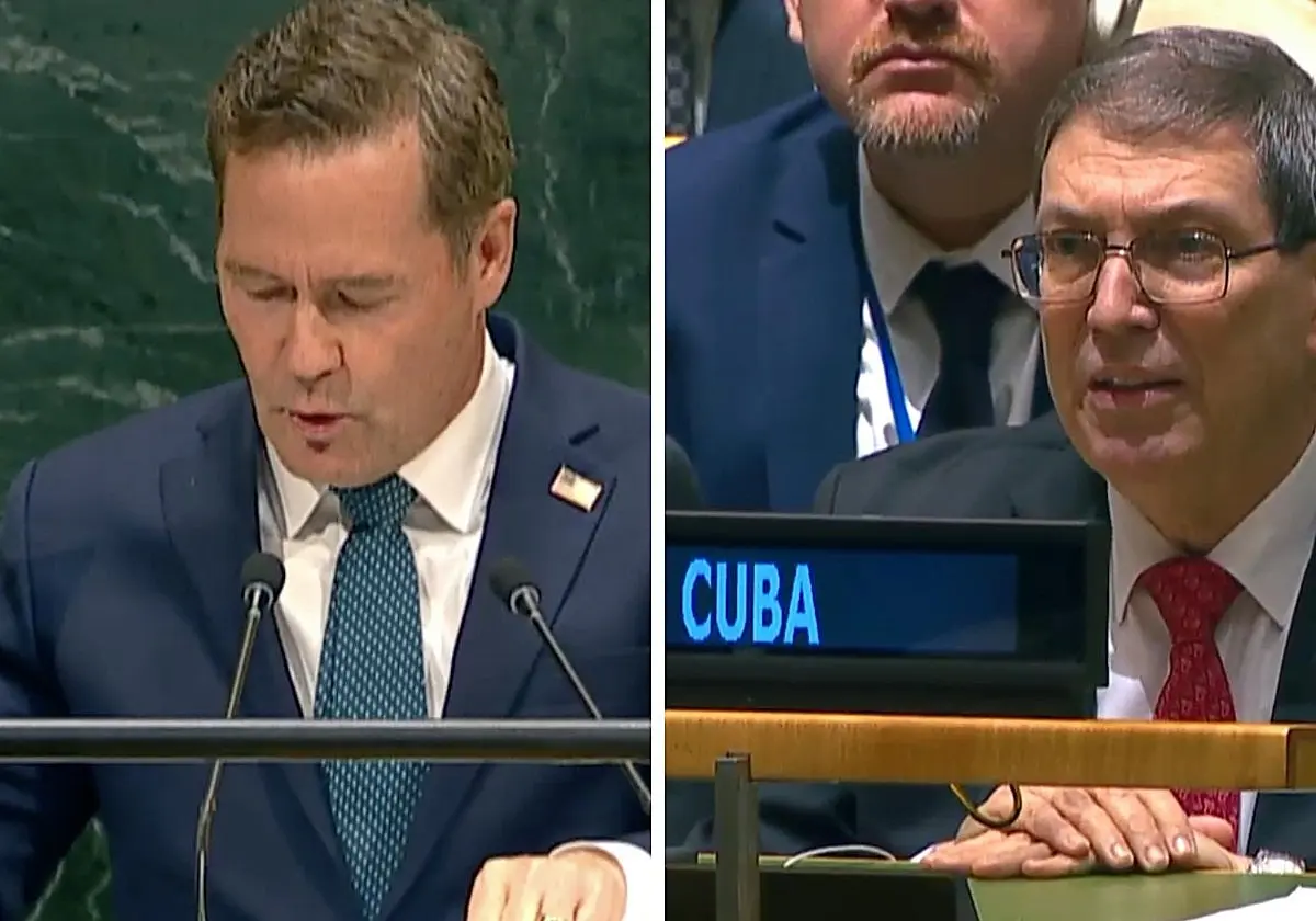 El embajador de EE.UU. en la ONU, Mike Waltz, durante su intervención, y el canciller cubano, Bruno Rodríguez (derecha) El em