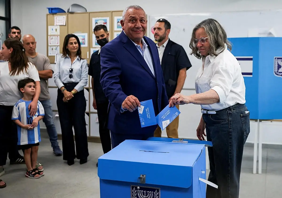El líder opositor, Gadi Eisenkot, Herzliya acompañado de su esposa, Hannah. El líder opositor, Gadi Eisenkot, Herzliya acompa