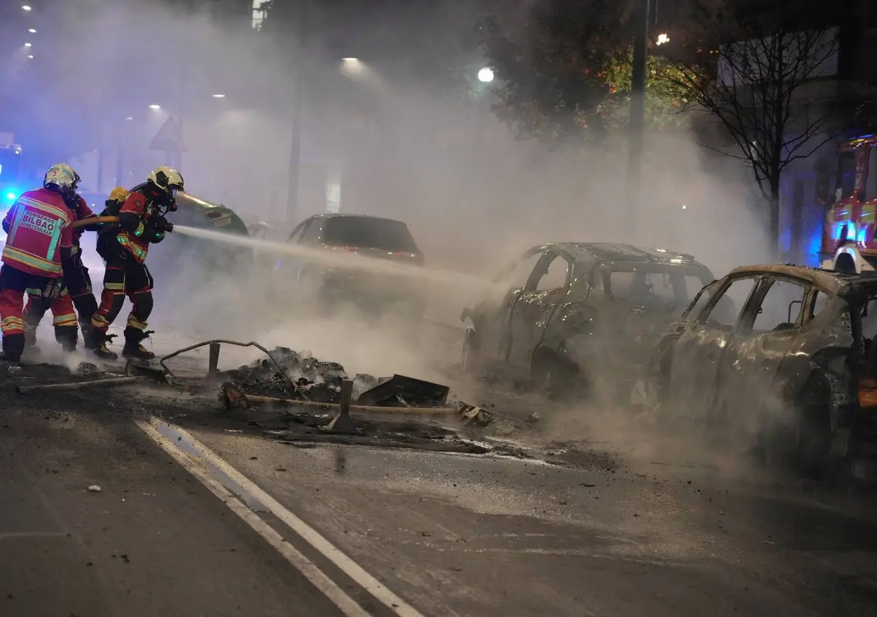 Los bomberos apagan el fuego de varios coches quemados en las protestas ocurridas este lunes en Bilbao / Europa Press News