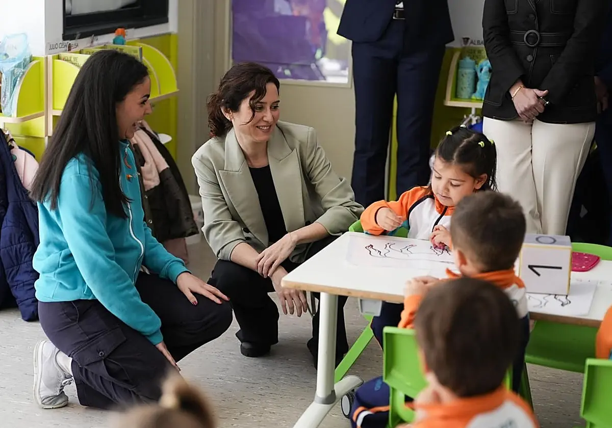 Isabel Díaz Ayuso, durante su visita al colegio Gredos San Diego Valdebebas en la capital. Isabel Díaz Ayuso, durante su visi