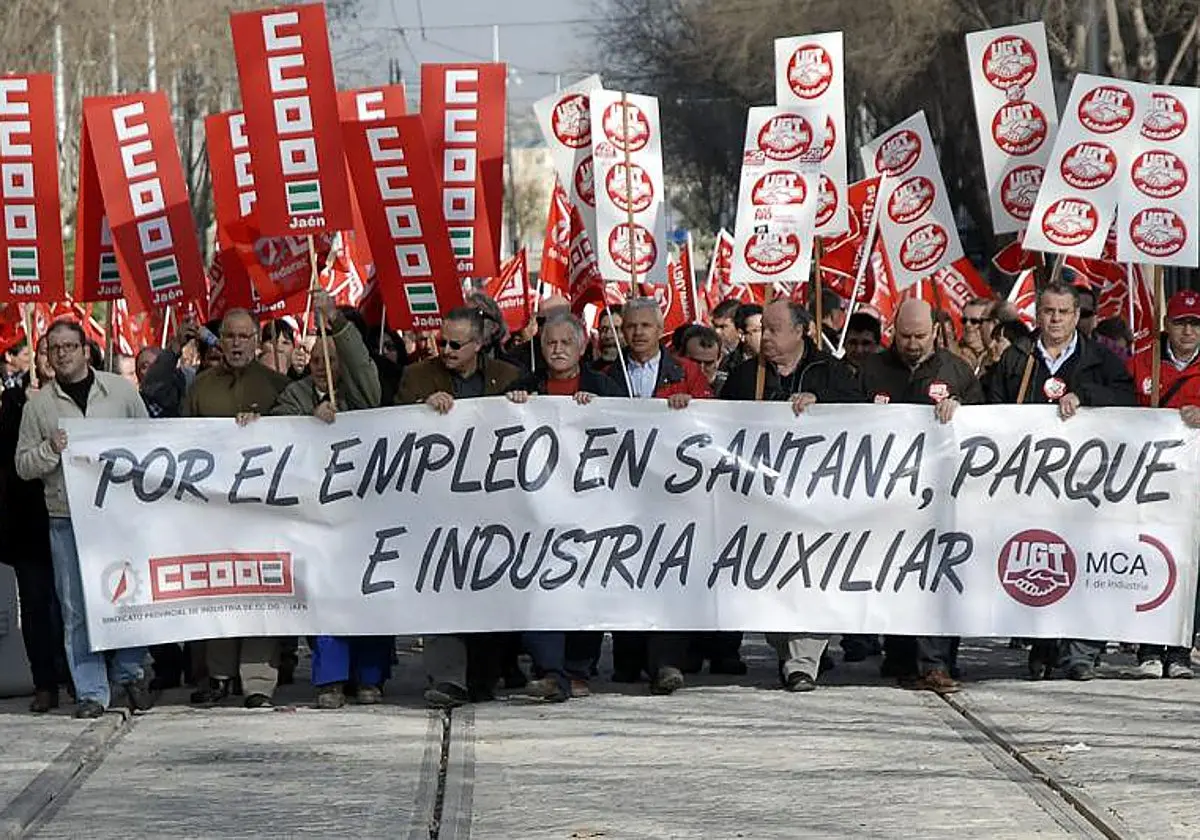 Manifestación de los trabajadores de Santana Motor de Linares por las calles de Jaén en protesta por su cierre en 2011. Manif