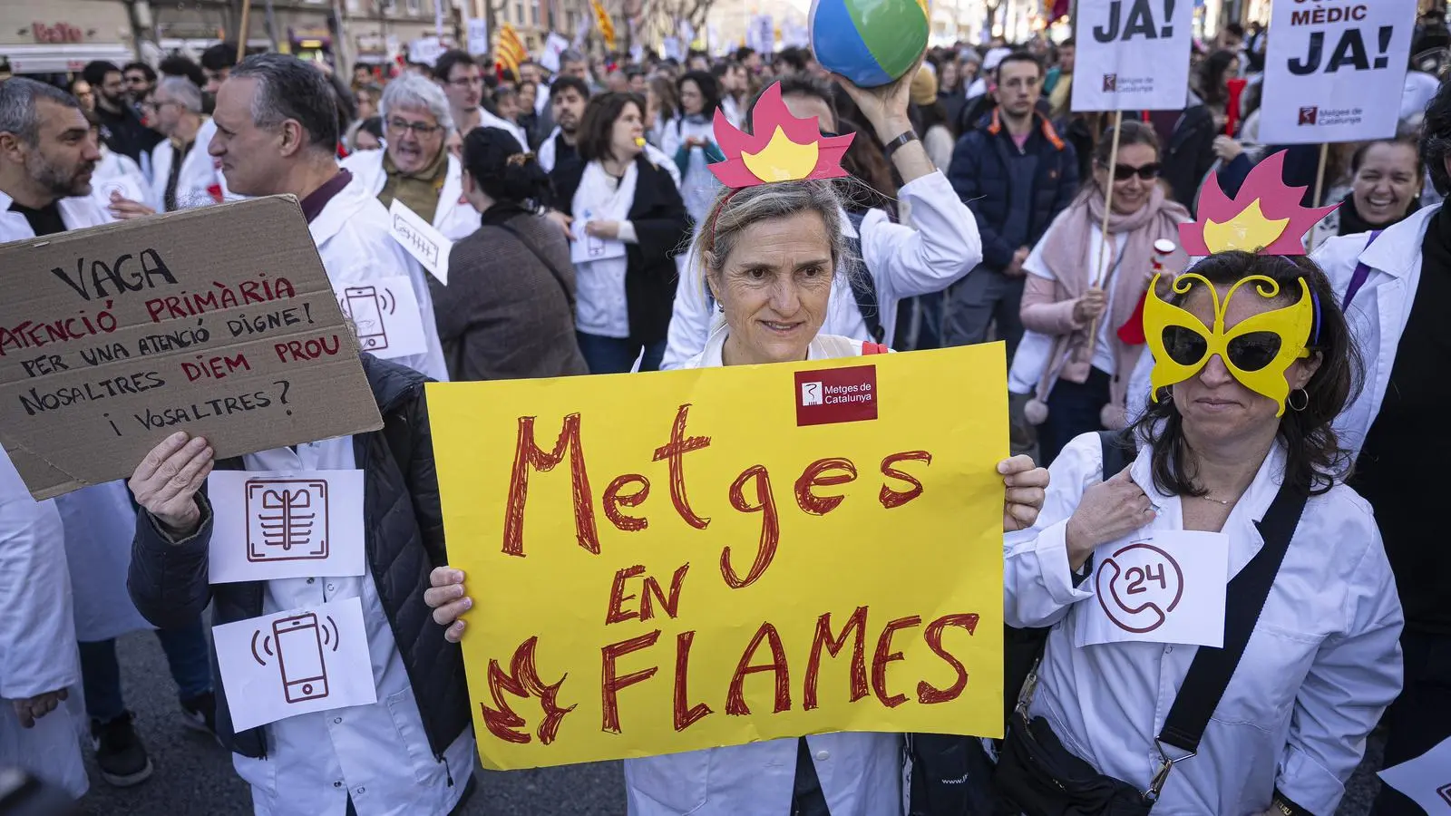 Metges de Catalunya mantiene desde hoy la huelga indefinida de los médicos pese a las elecciones del 29-N