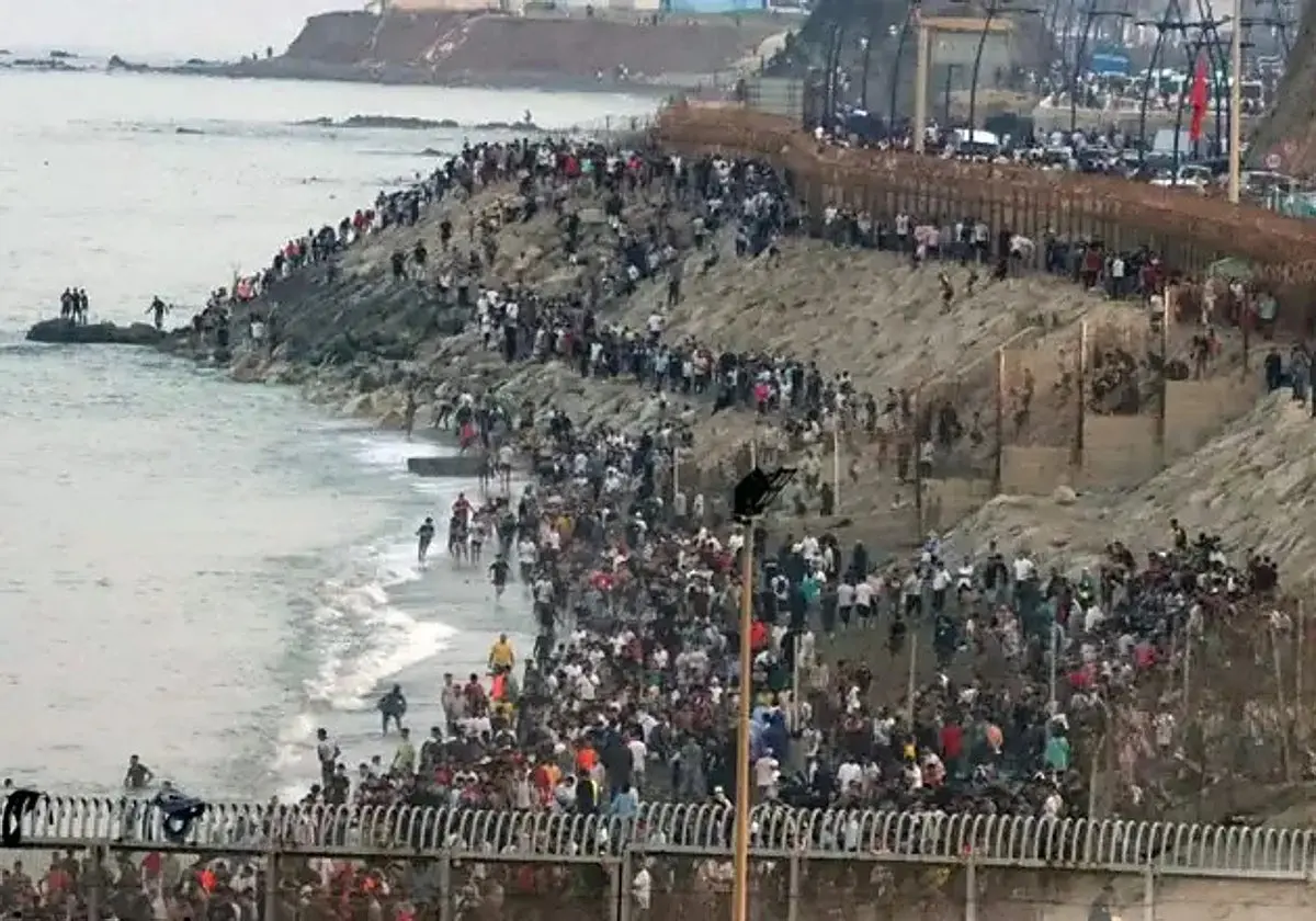 Cientos de personas asaltan la frontera de Ceuta durante el pasado 30 de julio Cientos de personas asaltan la frontera de Ceu
