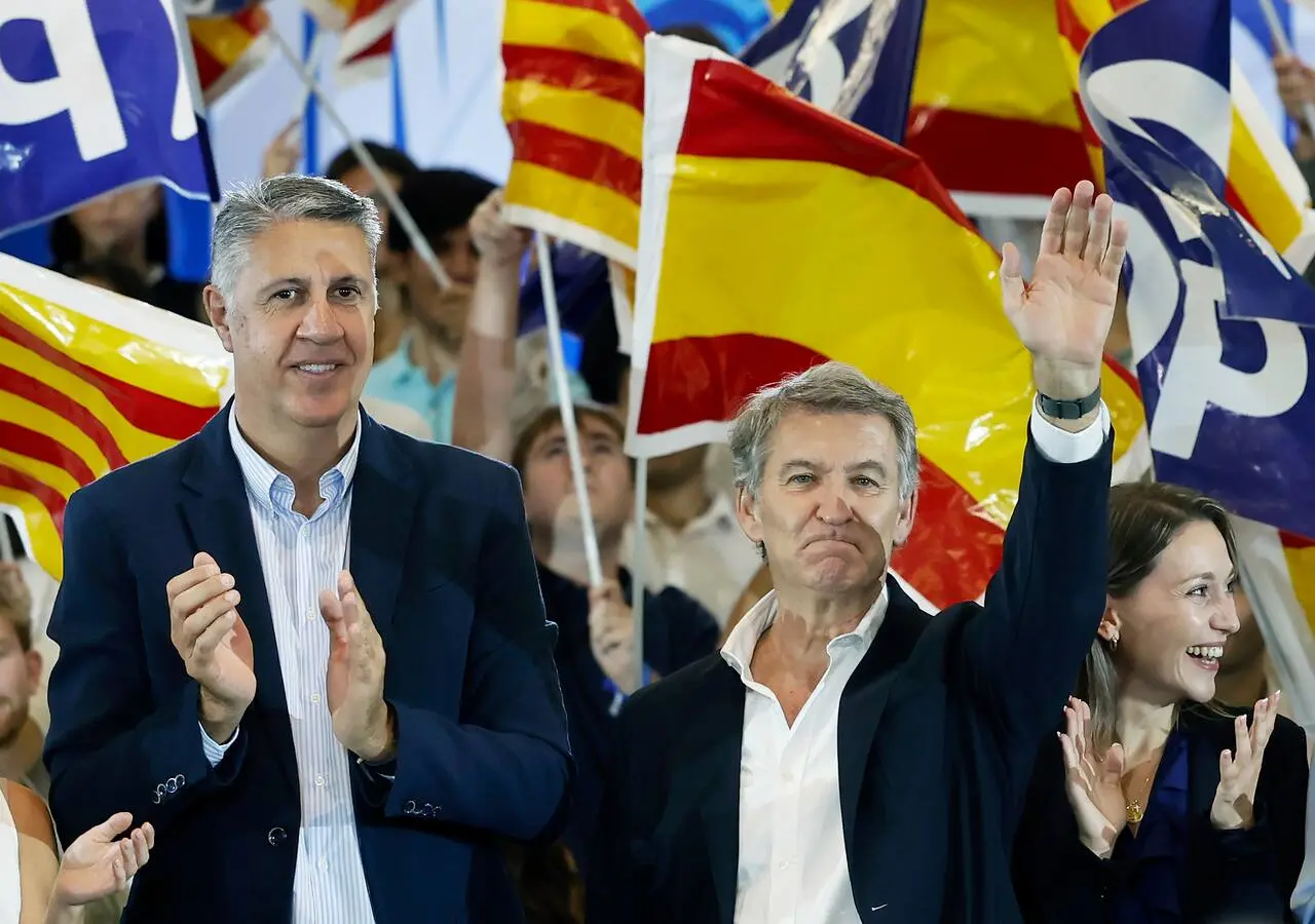 BARCELONA, 18/10/2026.- El presidente del PP, Alberto Nuñez Feijóo, acompañado del alcalde de Badalona y candidato por Barcel
