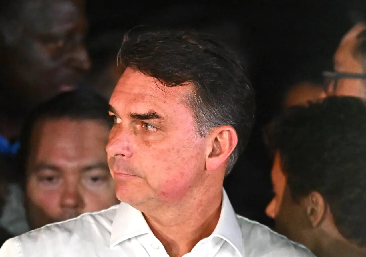 Una de las últimas imágenes de Flávio Bolsonaro en Brasil tras su derrota electoral. / Andre Borges (EFE)