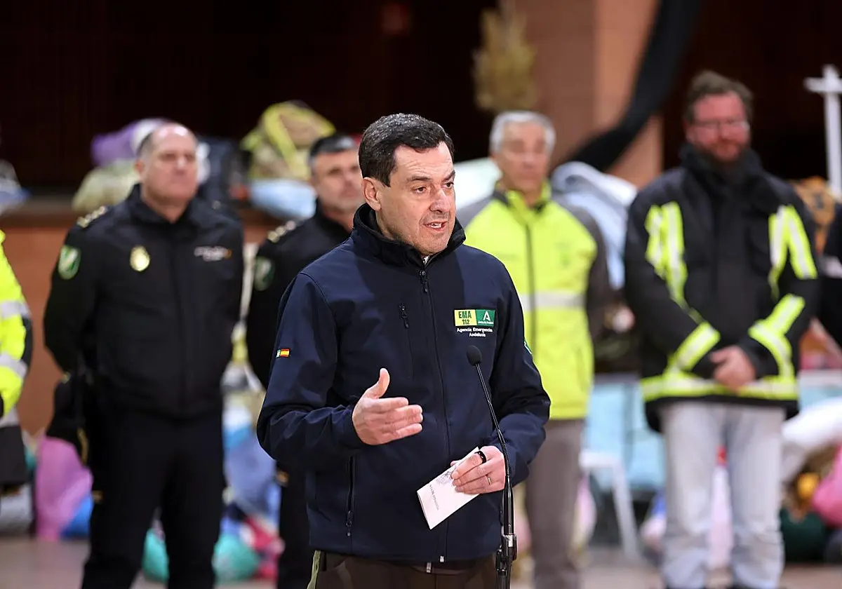 Juanma Moreno, presidente de la Junta de Andalucía, en una rueda de prensa en Adamuz tras el accidente del 18 de enero pasado