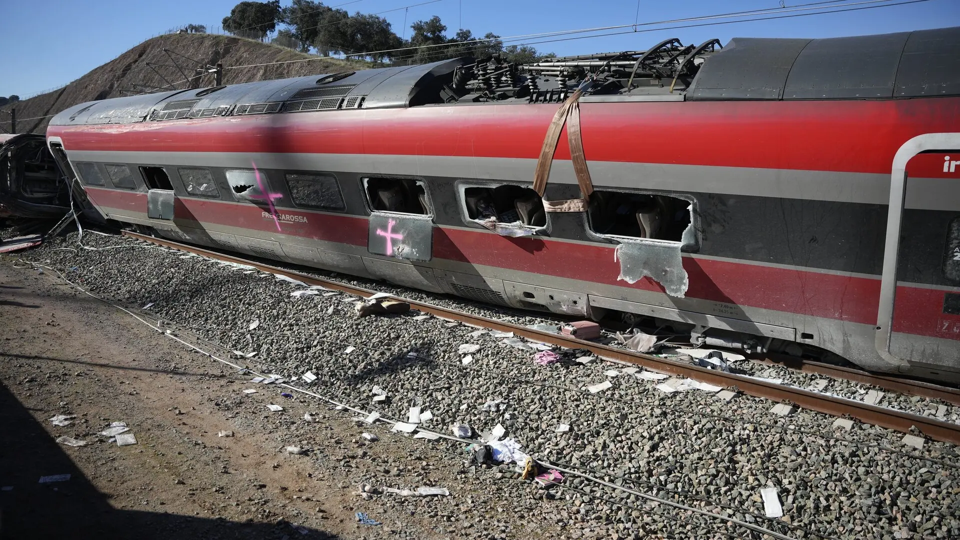 Uno de los vagones del tren de Iryo que descarril&oacute;, a 20 de enero de 2026, en Adamuz, C&oacute;rdoba, Andaluc&iacute;a