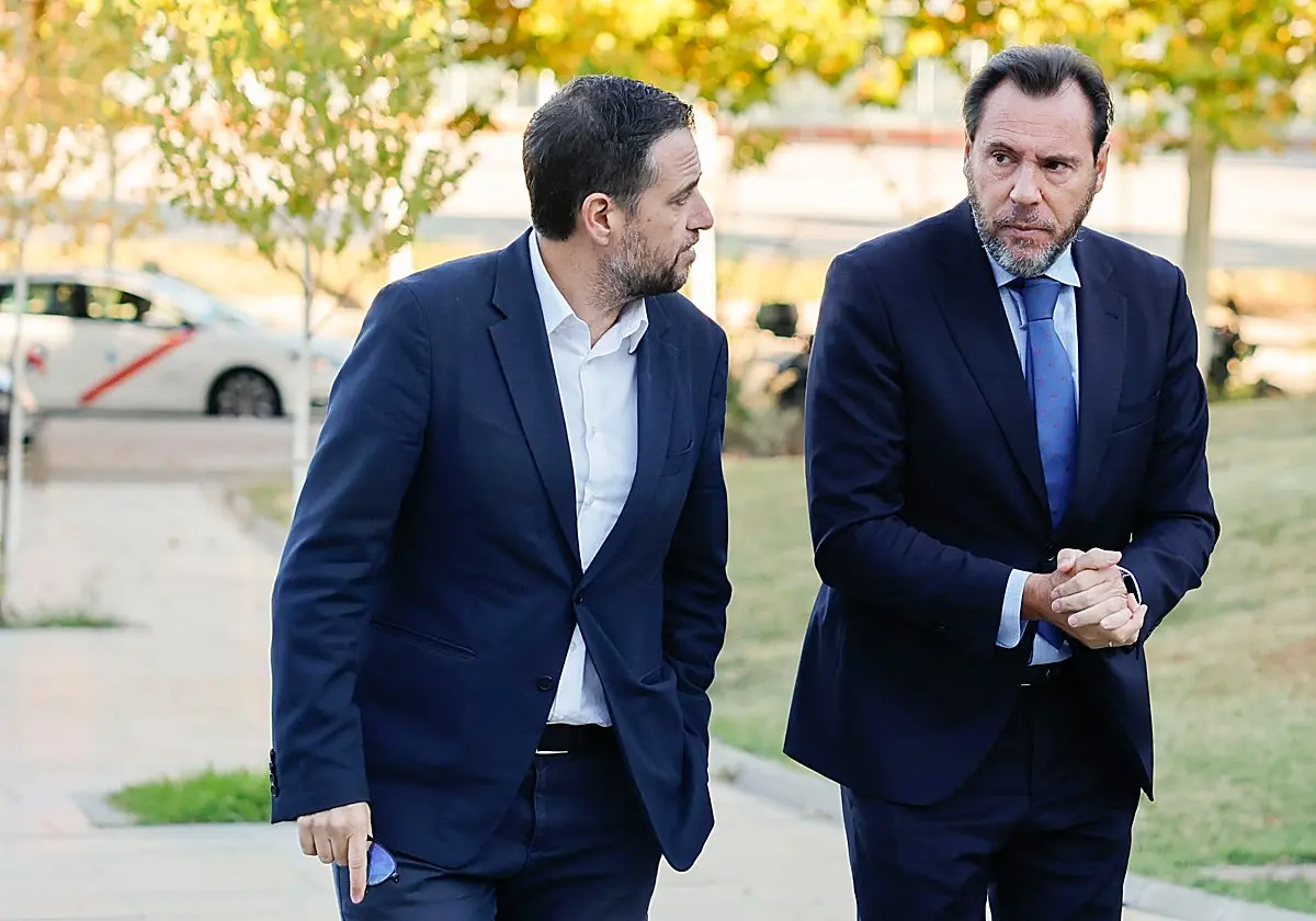 El ministro de Transportes y Movilidad Sostenible, Óscar Puente (d), a su llegada este miércoles a la Escuela de Caminos para