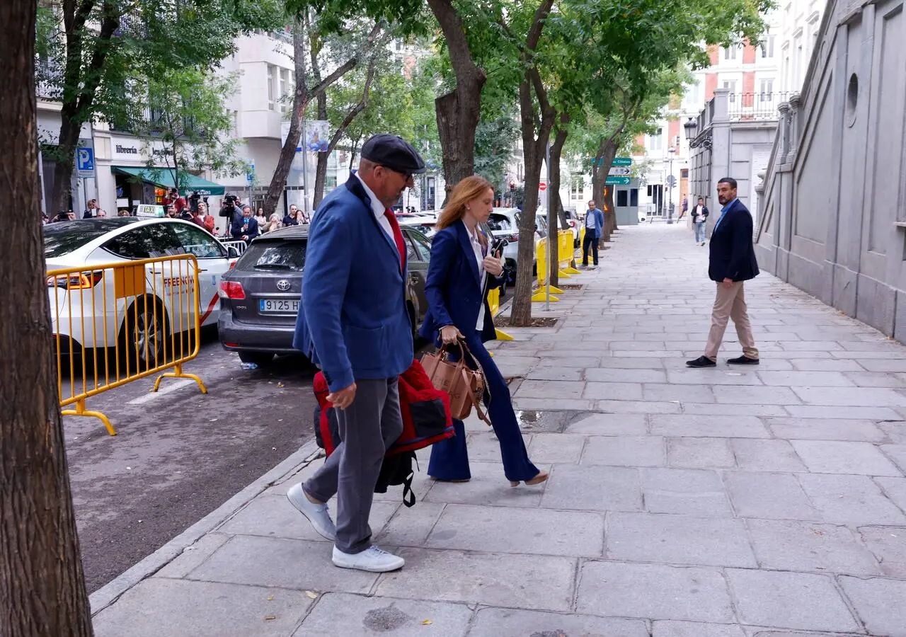 Koldo García (i), exasesor del exministro de Transportes José Luis Ábalos, acompañado de su abogada Leticia de la Hoz, llega