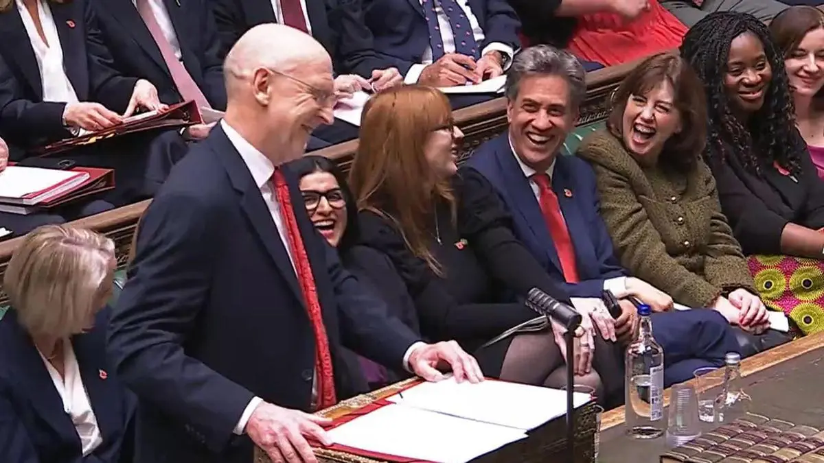 Los primeros presupuestos de Andy Burnham priman la contención y aparcan el afán reformista del nuevo Gobierno