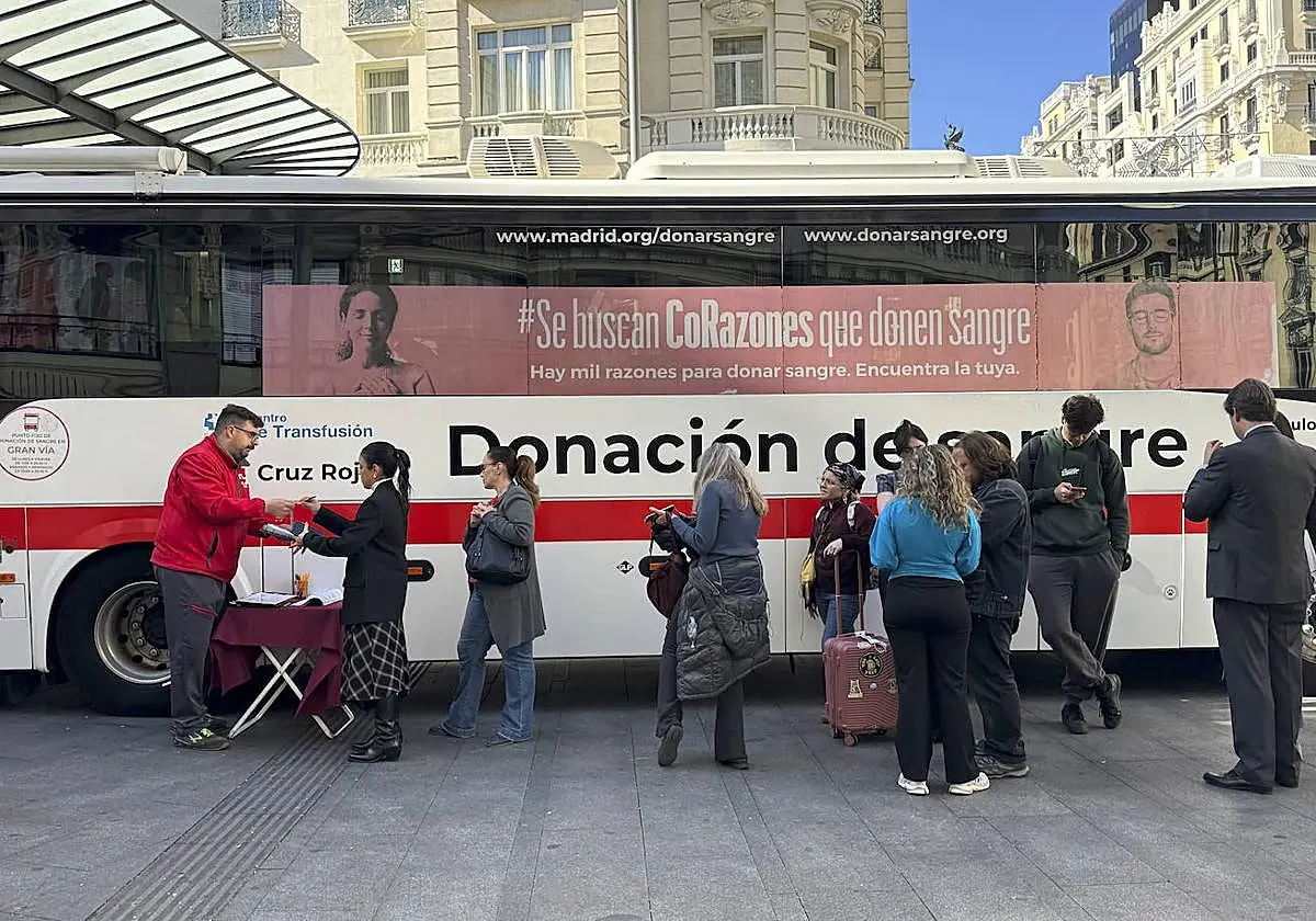 Una cola de voluntarios en Madrid durante este miércoles para donar sangre para los afectados por el accidente ferroviario de