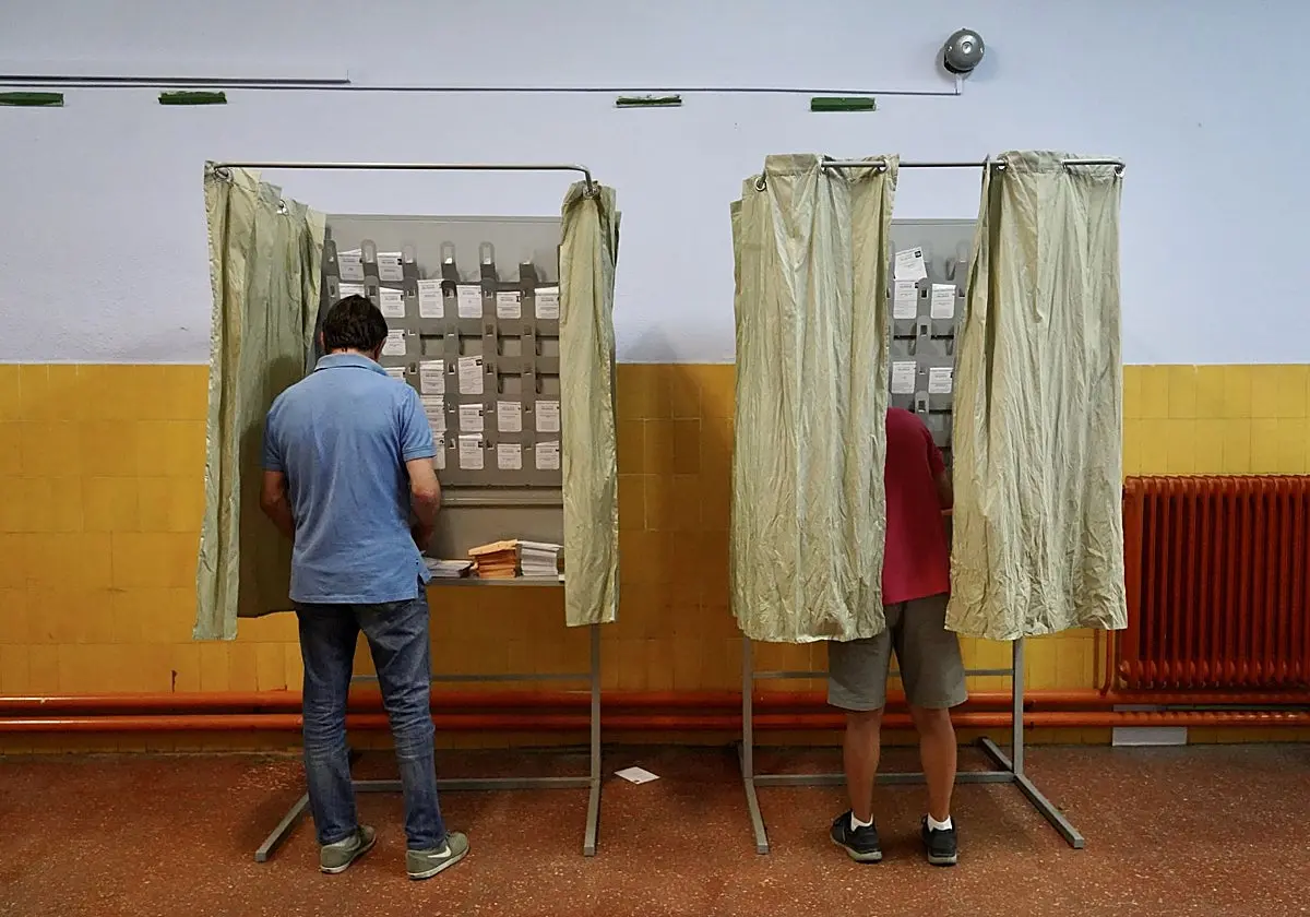 Urnas en un colegio electoral en las elecciones generales de julio de 2023 Urnas en un colegio electoral en las elecciones ge