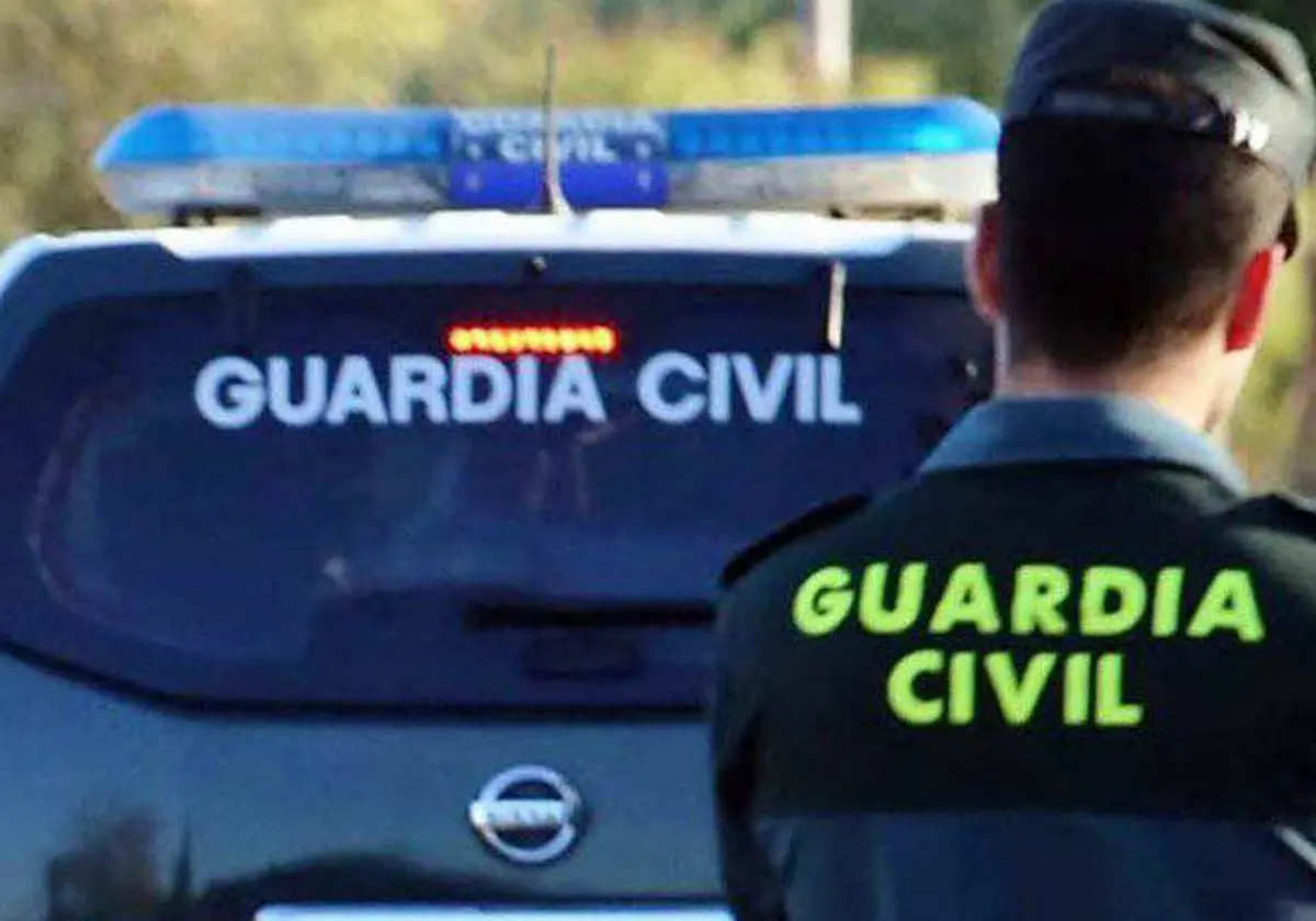 Un agente de la Guardia Civil junto a un coche patrulla Un agente de la Guardia Civil junto a un coche patrulla. (ABC)