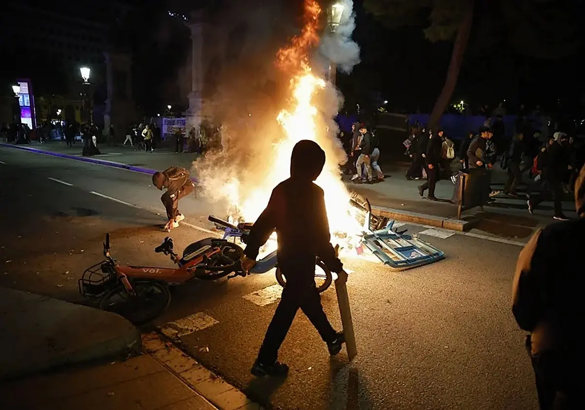 Una barricada en llamas, durante los disturbios por Blocus en Barcelona, este pasado sábado. Una barricada en llamas, durante