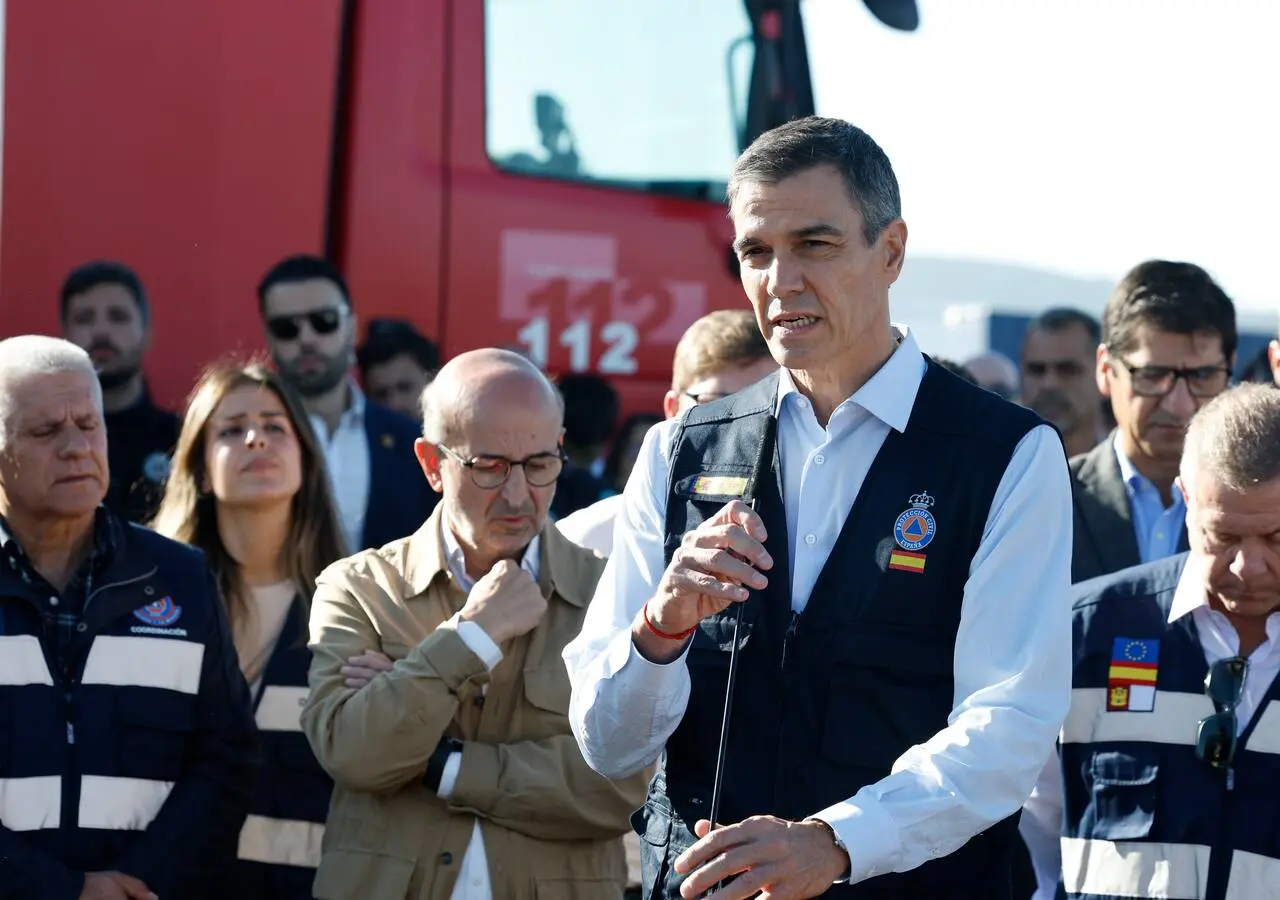 URDA (TOLEDO), 28/10/2026.- El presidente del Gobierno, Pedro Sánchez (c), en declaraciones a los medios durante su visita al