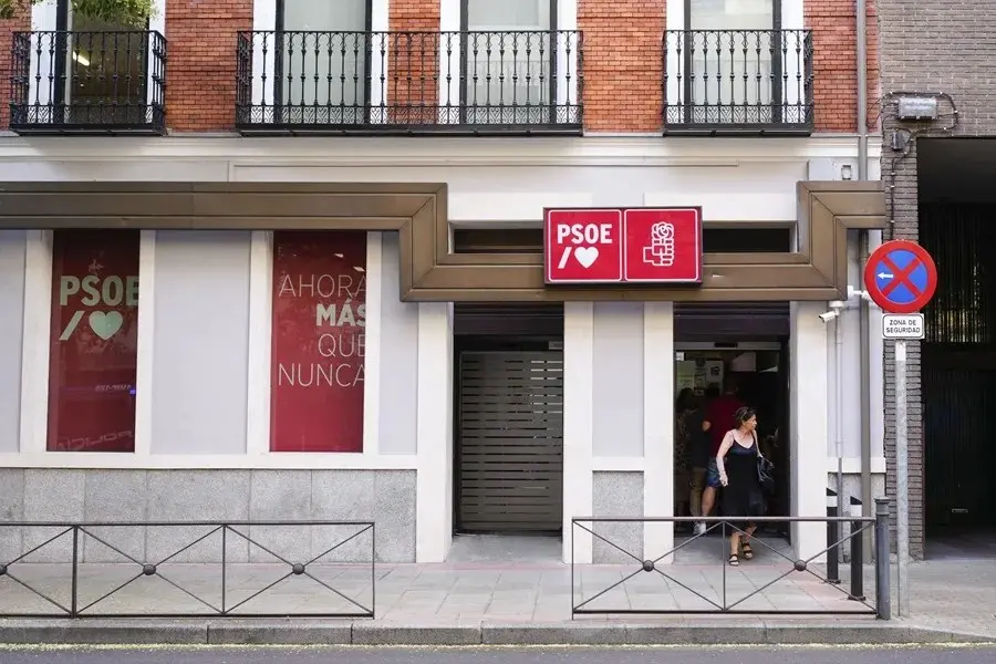 El PSOE pide a sus trabajadores que abandonen Ferraz ante las protestas ultras convocadas por redes sociales