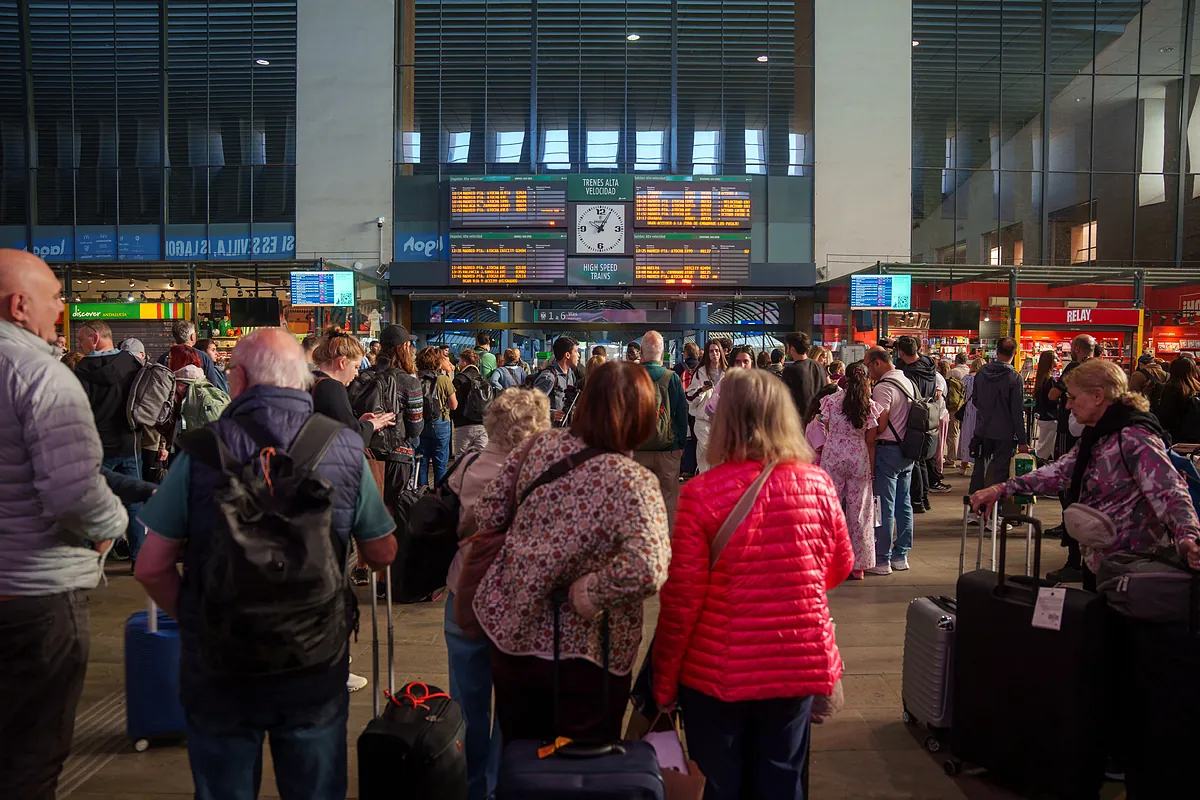 Familiares de los pasajeros de los trenes siniestrados en Urda buscan respuestas en la estación de Santa Justa
