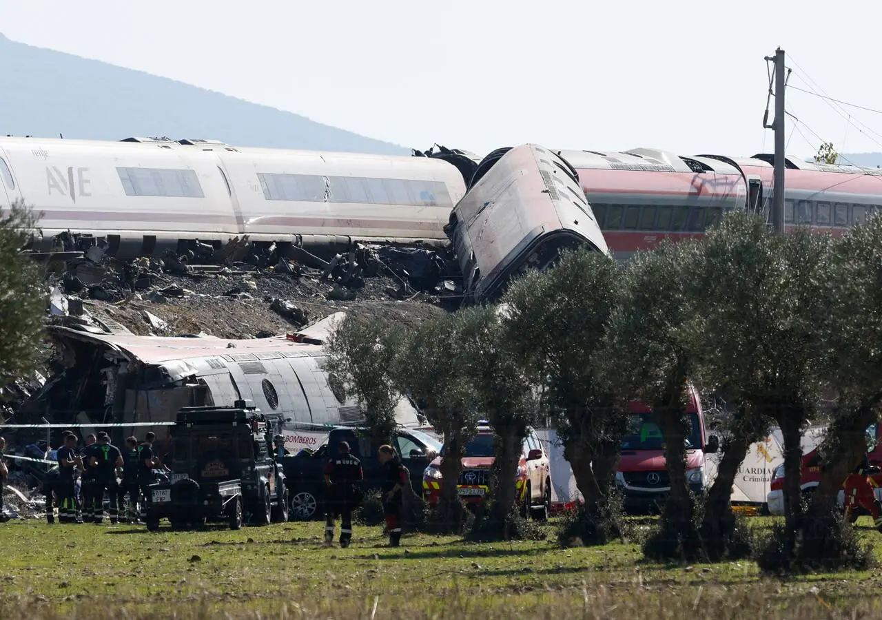 Servicios de emergencia trabajan en el lugar del accidente de dos trenes de alta velocidad, uno de Renfe y otro de Iryo, que