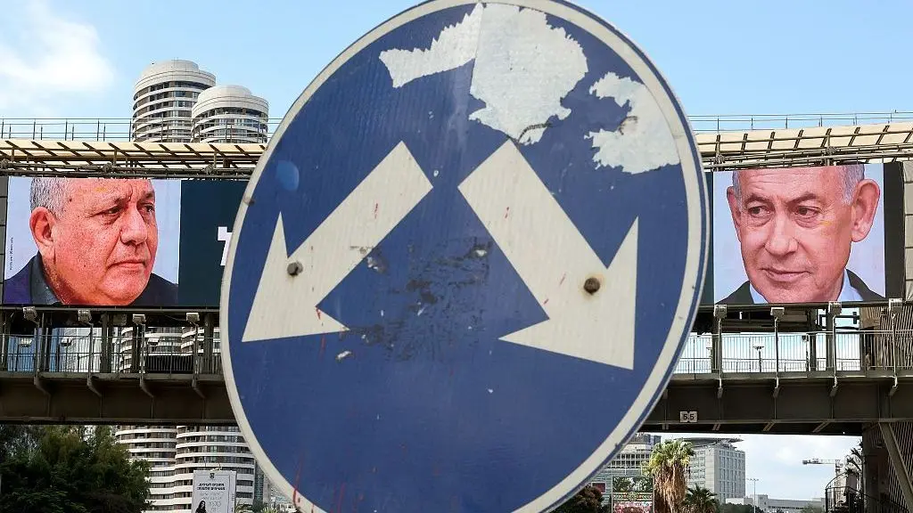 Un letrero de la calle señala las vallas publicitarias de Eisenkot y Netanyahu. Pie de foto, Ni Gadi Eisenkot (izquierda) ni