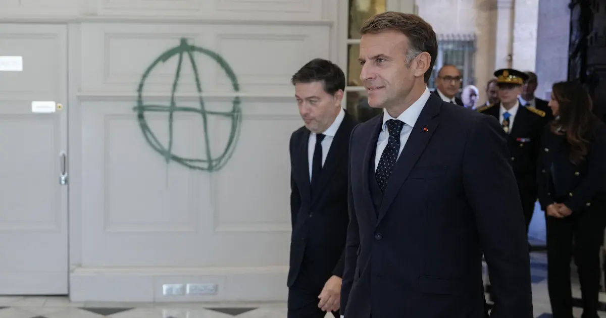 Macron pide que los institutos franceses reabran tras las vacaciones de Todos los Santos para que vuelva la calma después de semanas de protestas