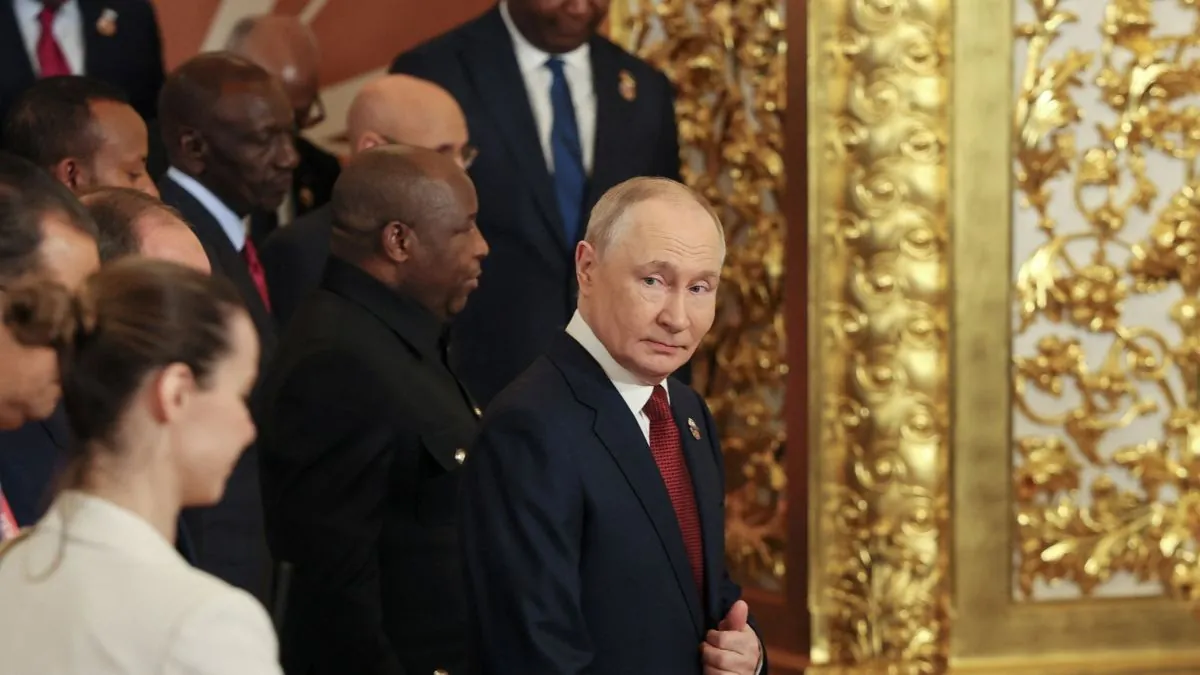 El nuevo plan de Putin ante las sanciones: trasladar fábricas rusas a África El presidente ruso Vladimir Putin asiste a una s
