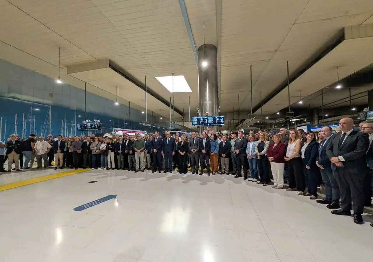 29/10/2026 Guardan un minuto de silencio por el accidente ferroviario de Toledo en la estación de tren de Palma SOCIEDAD / EU