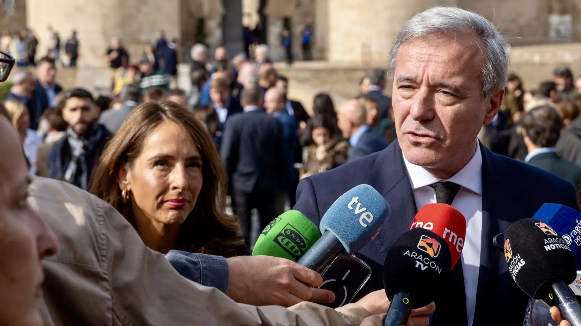 El presidente de Aragón ha participado en el minuto de silencio convocado antes las Cortes.