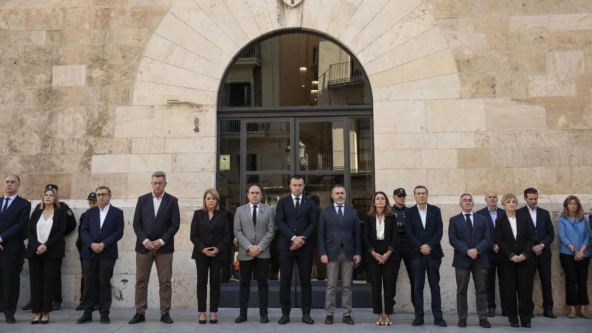 Pérez Llorca preside el minuto de silencio por las víctimas de la DANA y del choque de trenes de Urda