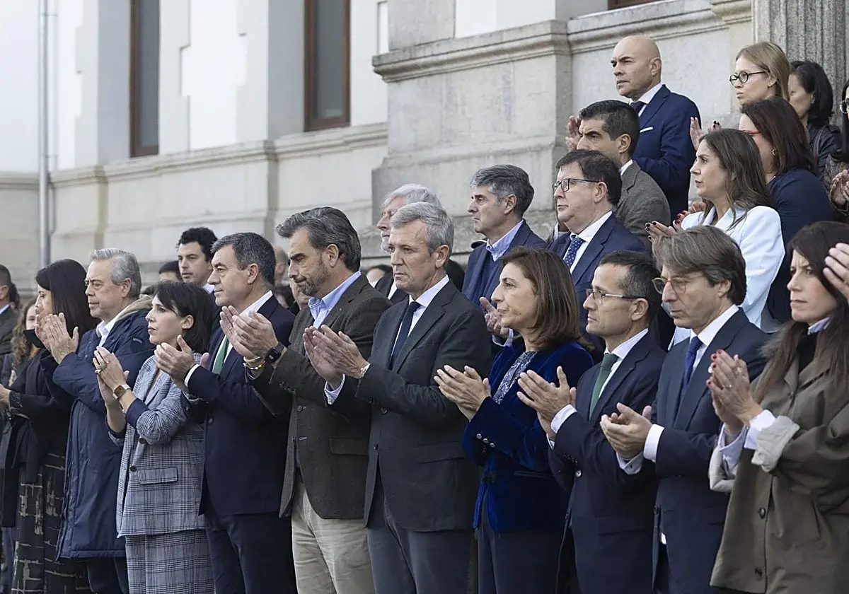 El presidente de la Xunta, Alfonso Rueda, encabezó el minuto de silencio en San Caetano. El presidente de la Xunta, Alfonso R