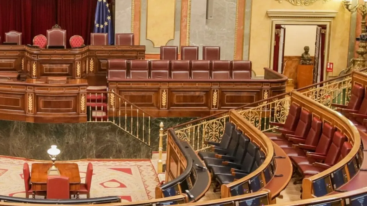 Hemiciclo vacío del Congreso de los Diputados (Firma: Ricardo Rubio / Europa Press).