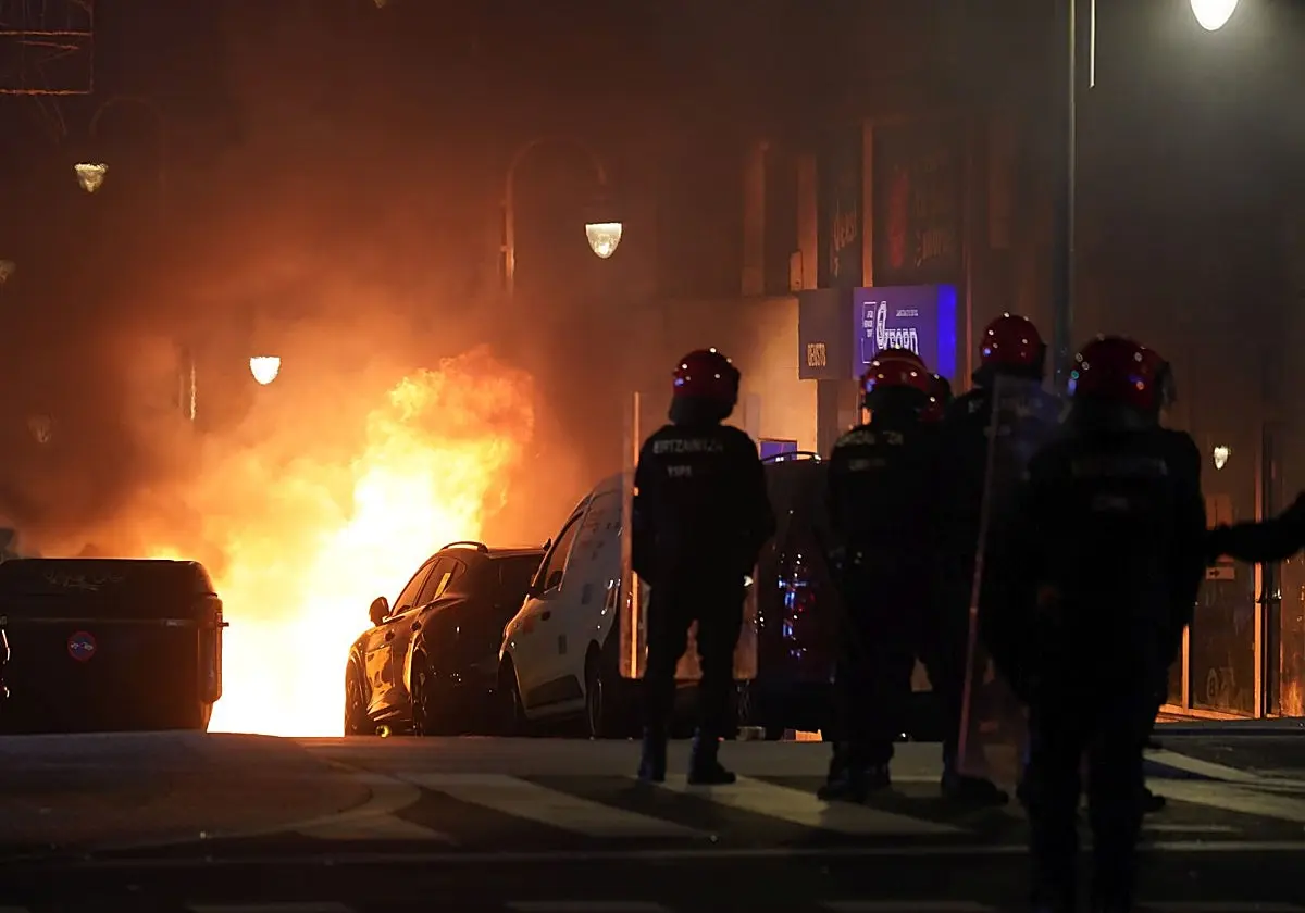 Un grupo de agentes de la Ertzaintza trata de contener los incidentes del pasado lunes en Deusto. Un grupo de agentes de la E