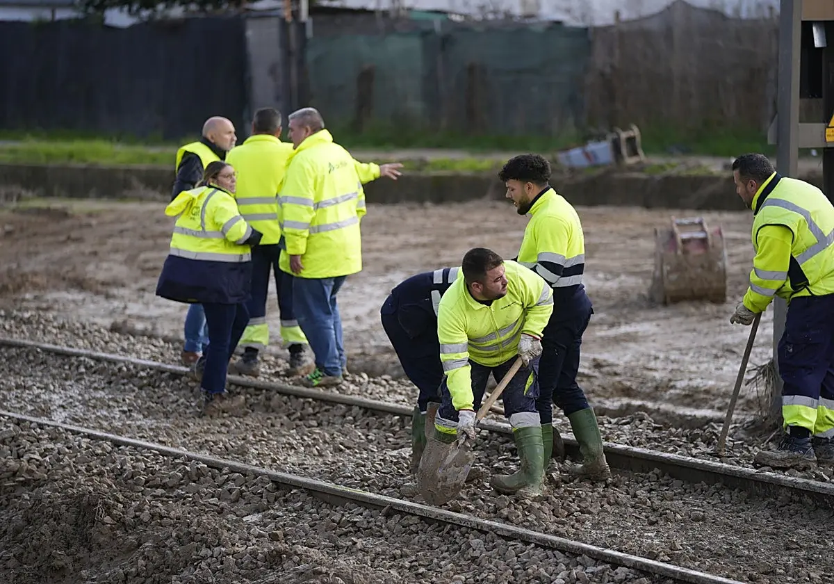 Operarios de Adif trabajan en las labores de limpieza y reparación. Operarios de Adif trabajan en las labores de limpieza y r