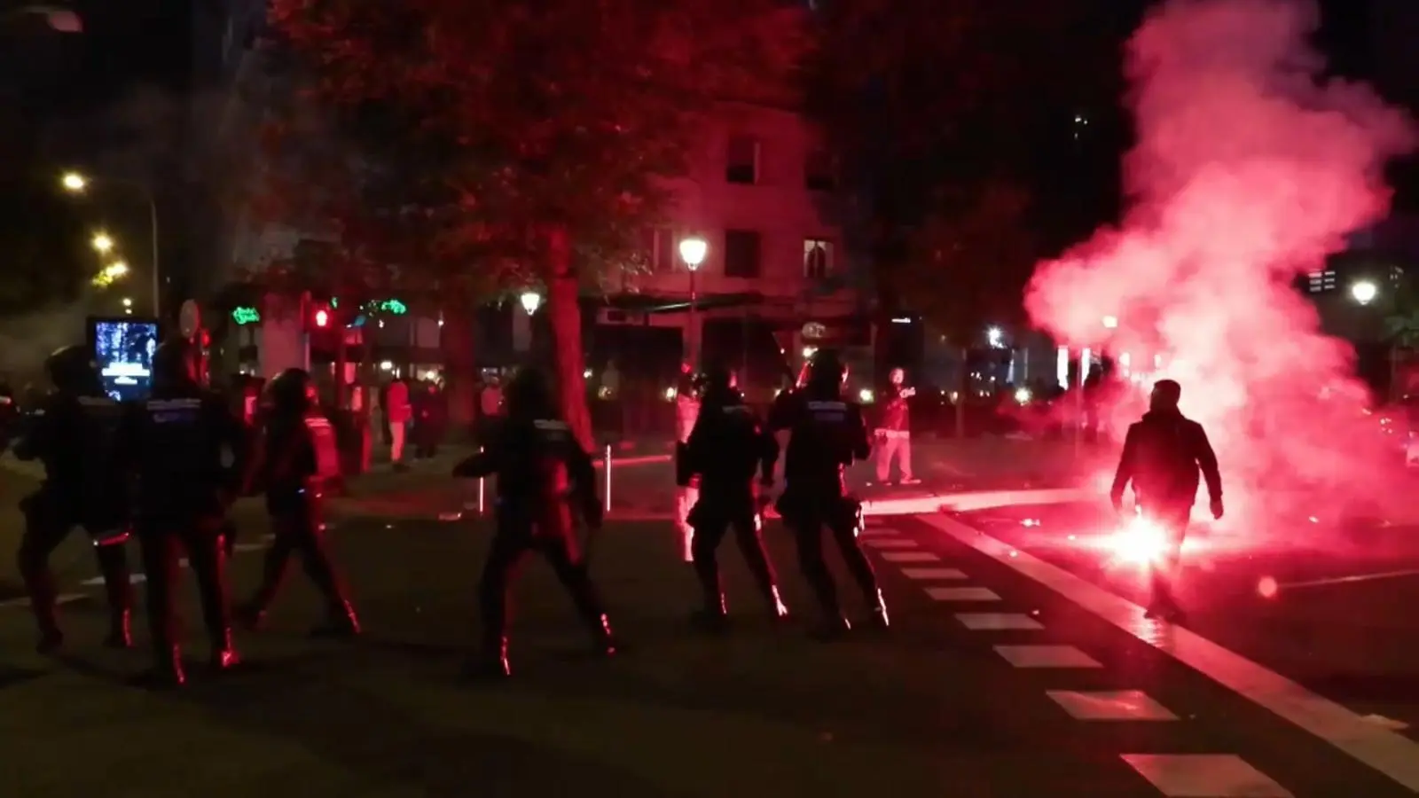 Más de mil personas se concentran en Madrid contra Óscar Puente por el accidente de Urda y la policía carga con gas lacrimógeno