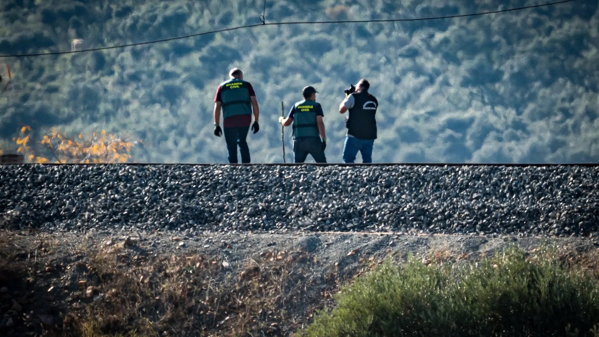 Agentes de la Guardia Civil inspeccionan las vías en el lugar del accidente ferroviario ocurrido en Urda, a 29 de octubre de