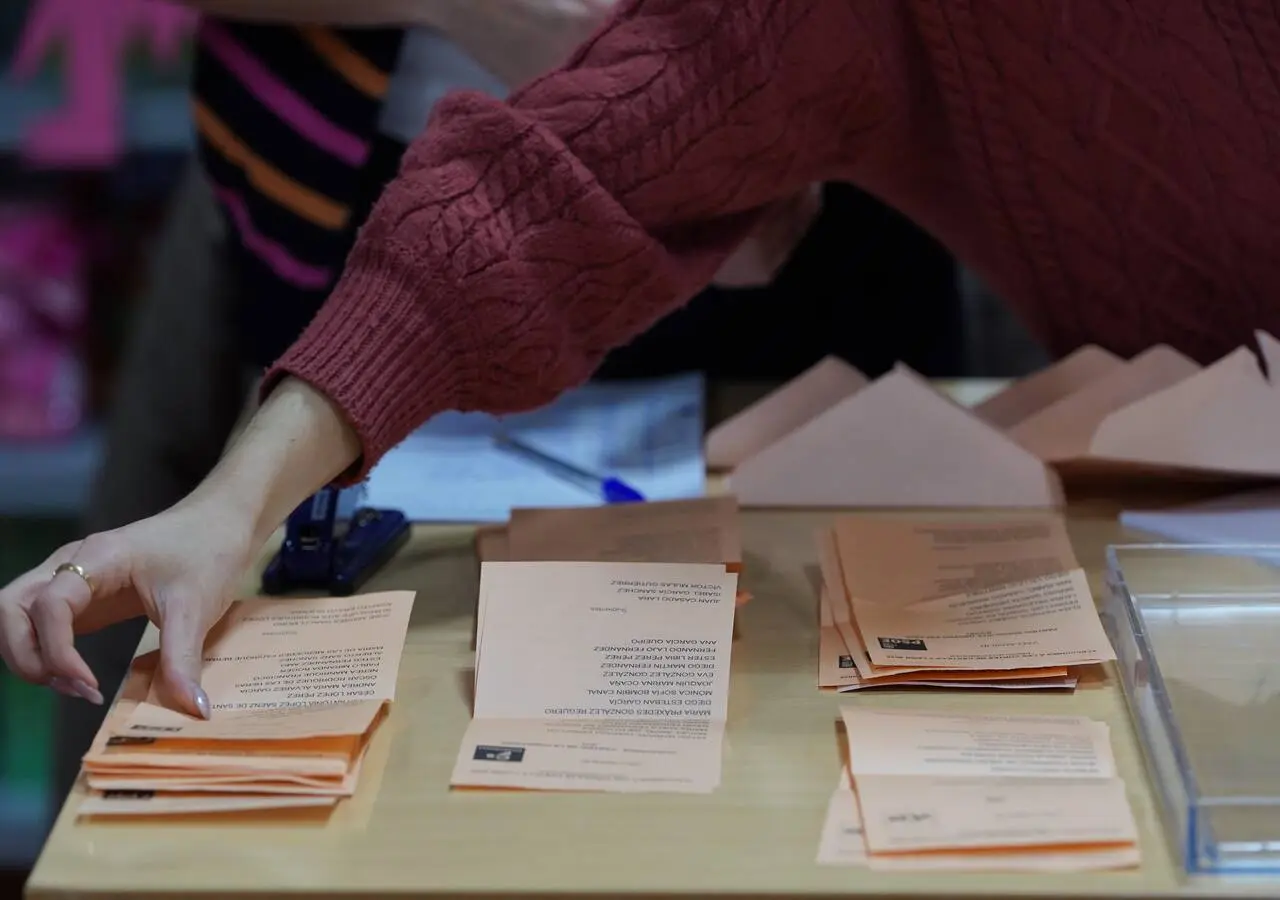 Recuento del voto por parte de los interventores en una mesa electoral EFE/Nacho Gallego / NACHO GALLEGO (EFE)