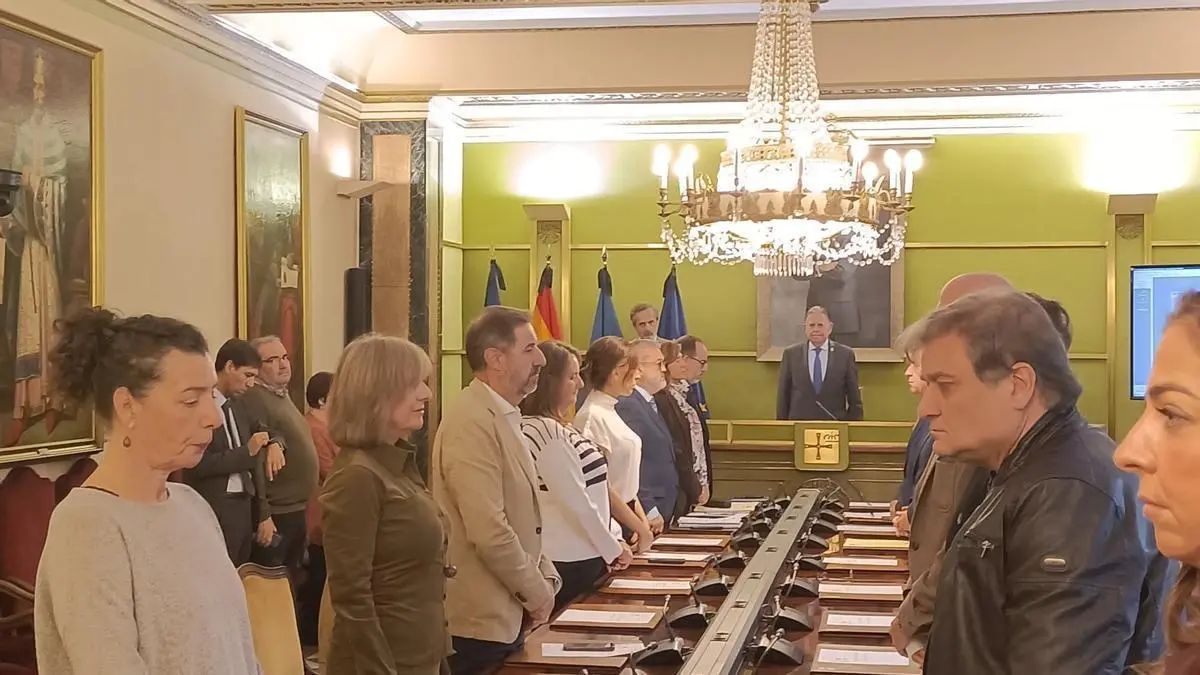 El Pleno de Oviedo formaliza la renuncia de Javier Ballina y da paso a la incorporación de Lucía Falcón como concejala