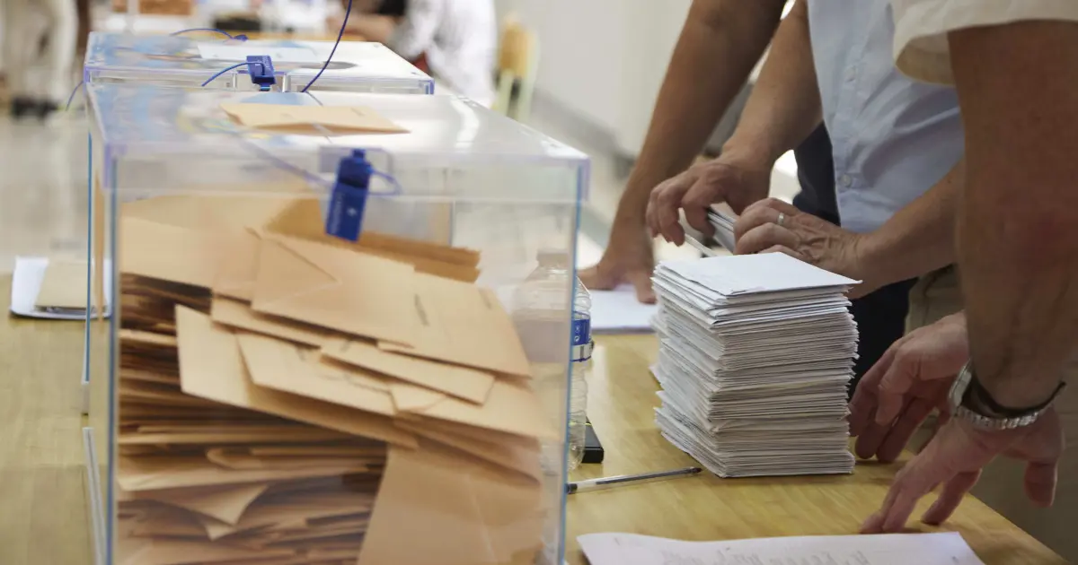 Quien no acuda a la mesa electoral del 29-N sin causa justificada se expone a las penas del artículo 143 de la LOREG