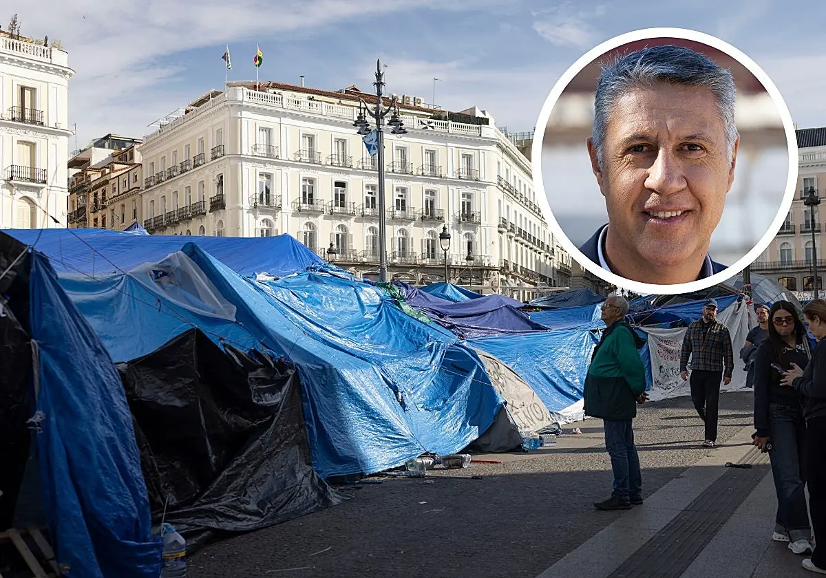 Xabier García Albiol y la acampada de Sol. Xabier García Albiol y la acampada de Sol. (Matías Nieto Koenig/Ines Baucells)