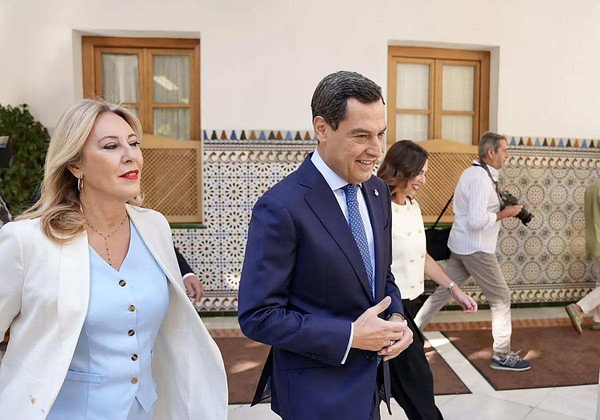 Juanma Moreno, con la consejera de Economía y Hacienda, Carolina España, y la consejera de Vivienda, Rocío Díaz Juanma Moreno
