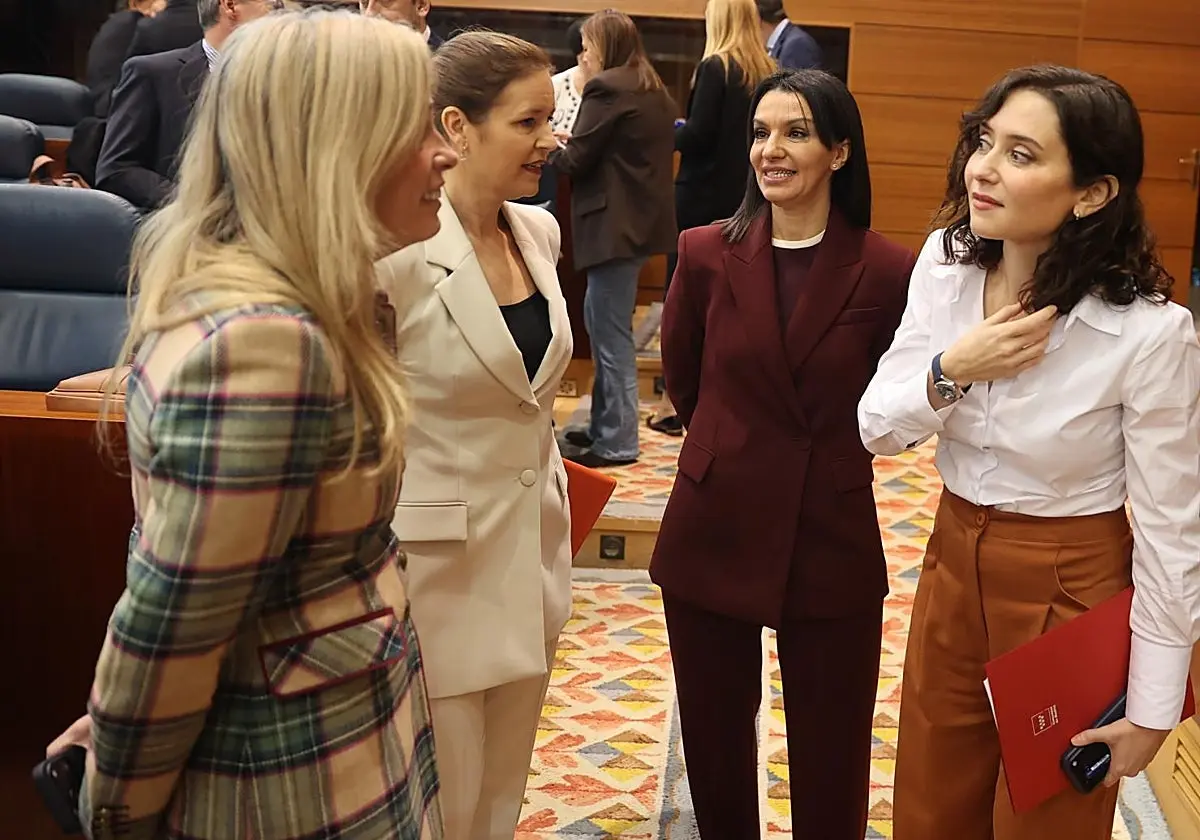Isabel Díaz Ayuso, con la consejera de Economía, Rocío Albert, enfrente, junto a Ana Dávila y Mercedes Zarzalejo Isabel Díaz