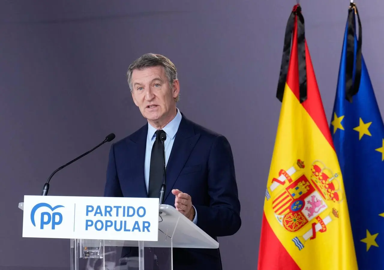 El presidente del PP, Alberto Núñez Feijóo, durante la rueda de prensa posterior a la reunión que ha mantenido con expertos e