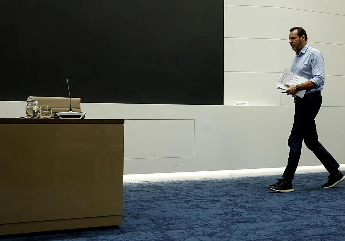 Óscar Puente llega a la mesa donde celebrará la rueda de prensa de más de dos horas. Óscar Puente llega a la mesa donde celeb