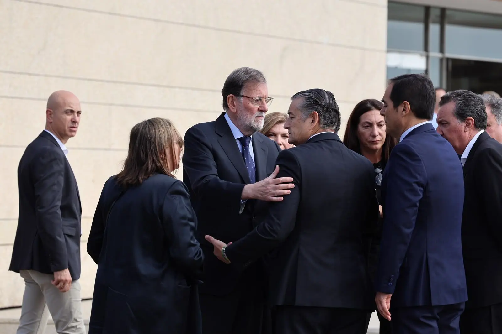 Rajoy despide a Fátima Báñez en el tanatorio de Huelva y la define como “una buena persona”