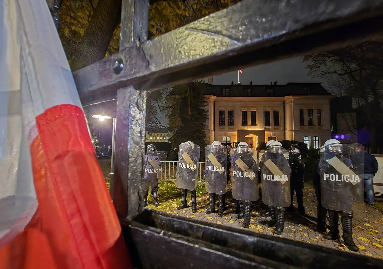 Agentes de policía montan guardia frente al Tribunal Constitucional de Polonia tras responder a posibles amenazas a la seguri