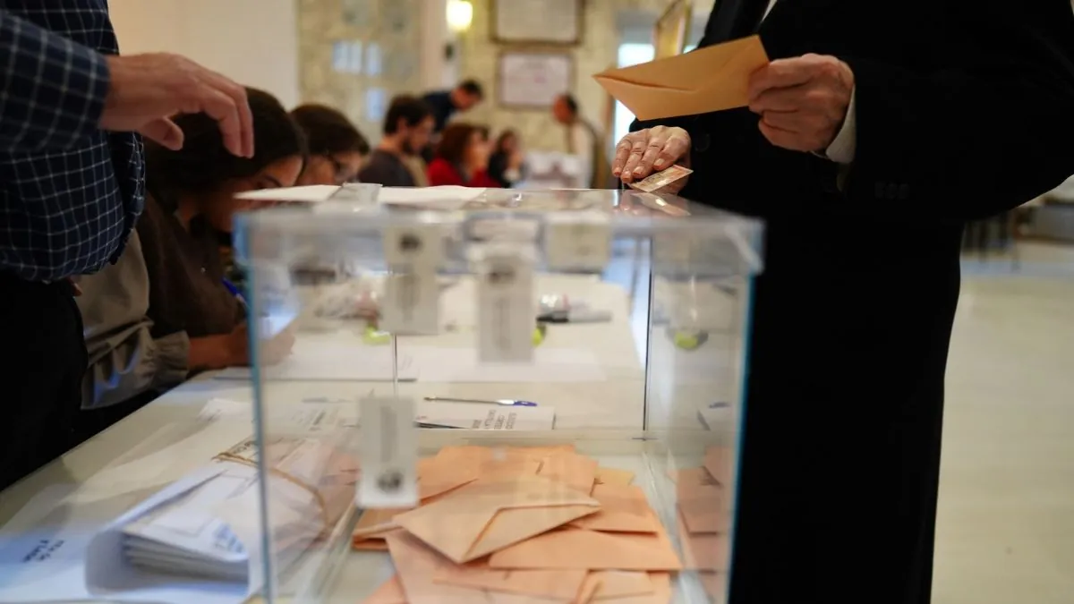 ¿Cuántas personas pueden votar el 29-N? Las cifras del censo para las elecciones en España Castellanoleoneses votan en un col