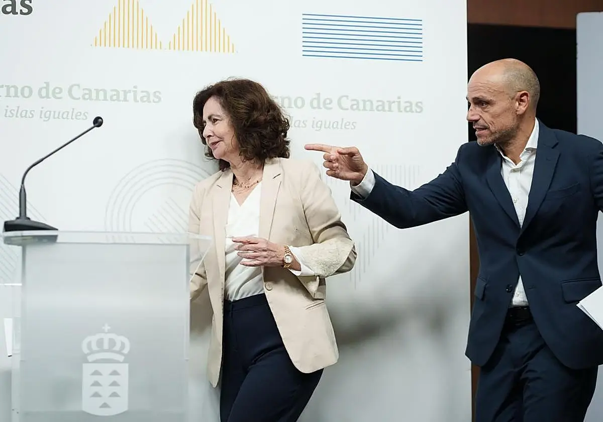 La consejera de Hacienda, Matilde Asián (i), y el portavoz, Alfonso Cabello (d), cuando el Consejo de Gobierno aprobó las cue