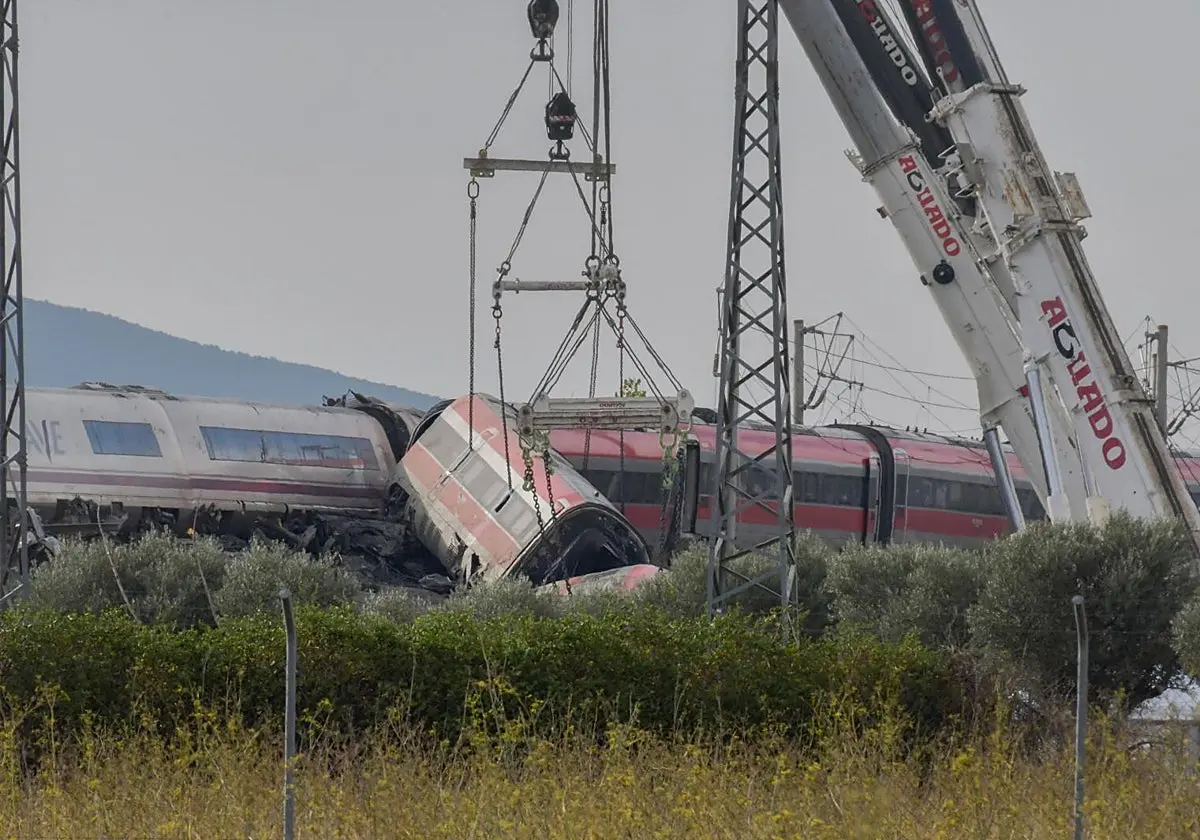 Dos grúas trabajan para retirar los vagones de los trenes accidentados en Urda (Toledo). Dos grúas trabajan para retirar los